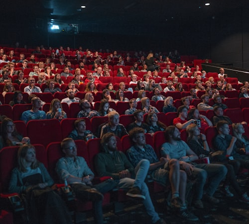 都市剧《三十而已2》海报 - 三位现代女性在都市夜景下的背影