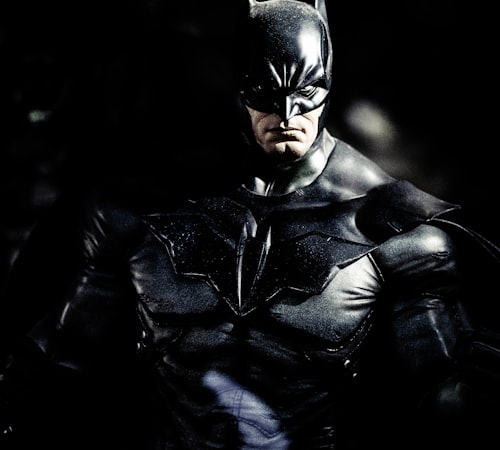 谍战剧《潜伏者》海报 - 暗色调中的人物侧影与电报机