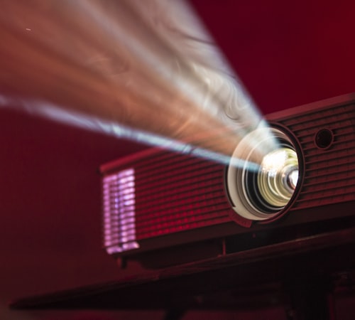 国产剧《繁花》海报 - 上海弄堂背景下的男女主角对视