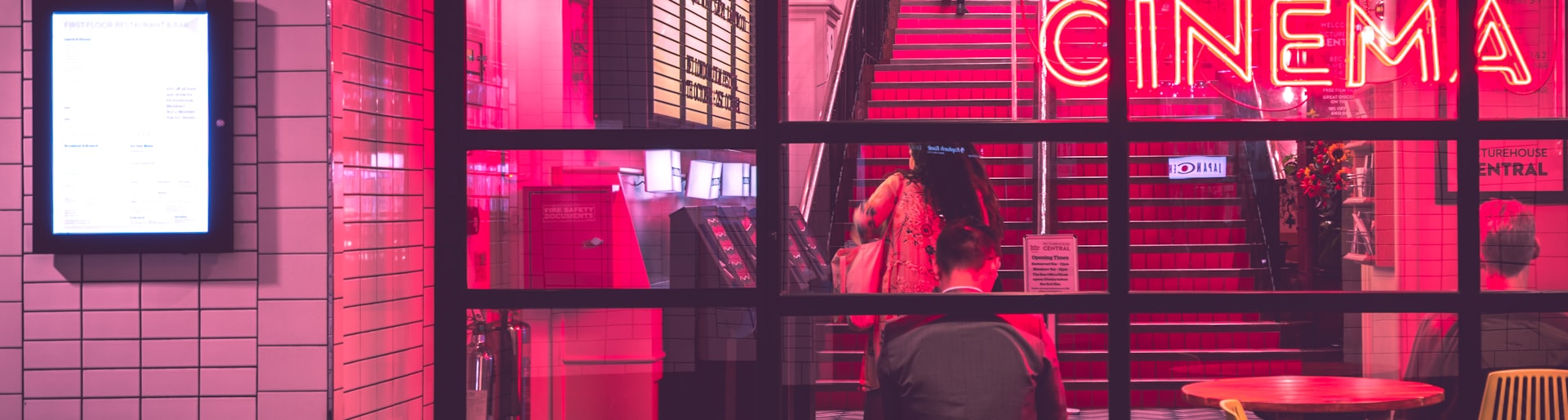 巨幅焦点图 - 电影院红色座椅与巨大银幕，营造沉浸式观影氛围