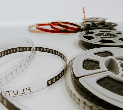 科幻剧《三体：黑暗森林》海报 - 宇宙星空与抽象几何结构