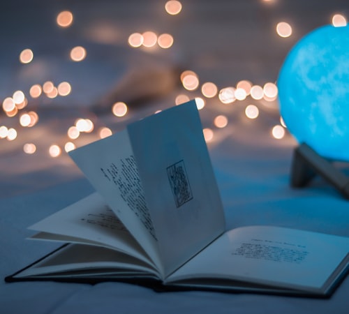 古装剧《长相思》海报 - 水墨风格的山河与人物剪影